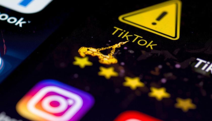 Koniec cackania się z Facebookiem i TikTokiem. Ostrzeżenia jak na papierosach